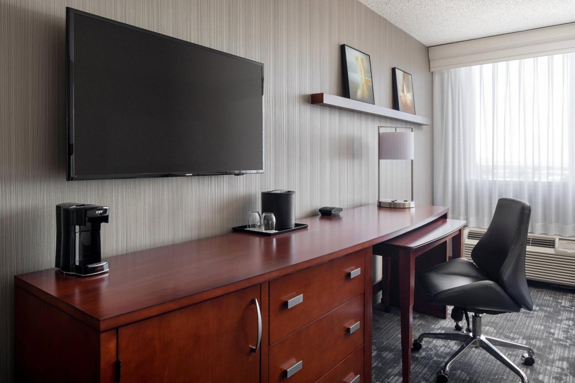Courtyard By Marriott Richmond Berkeley Hotell Exteriör bild