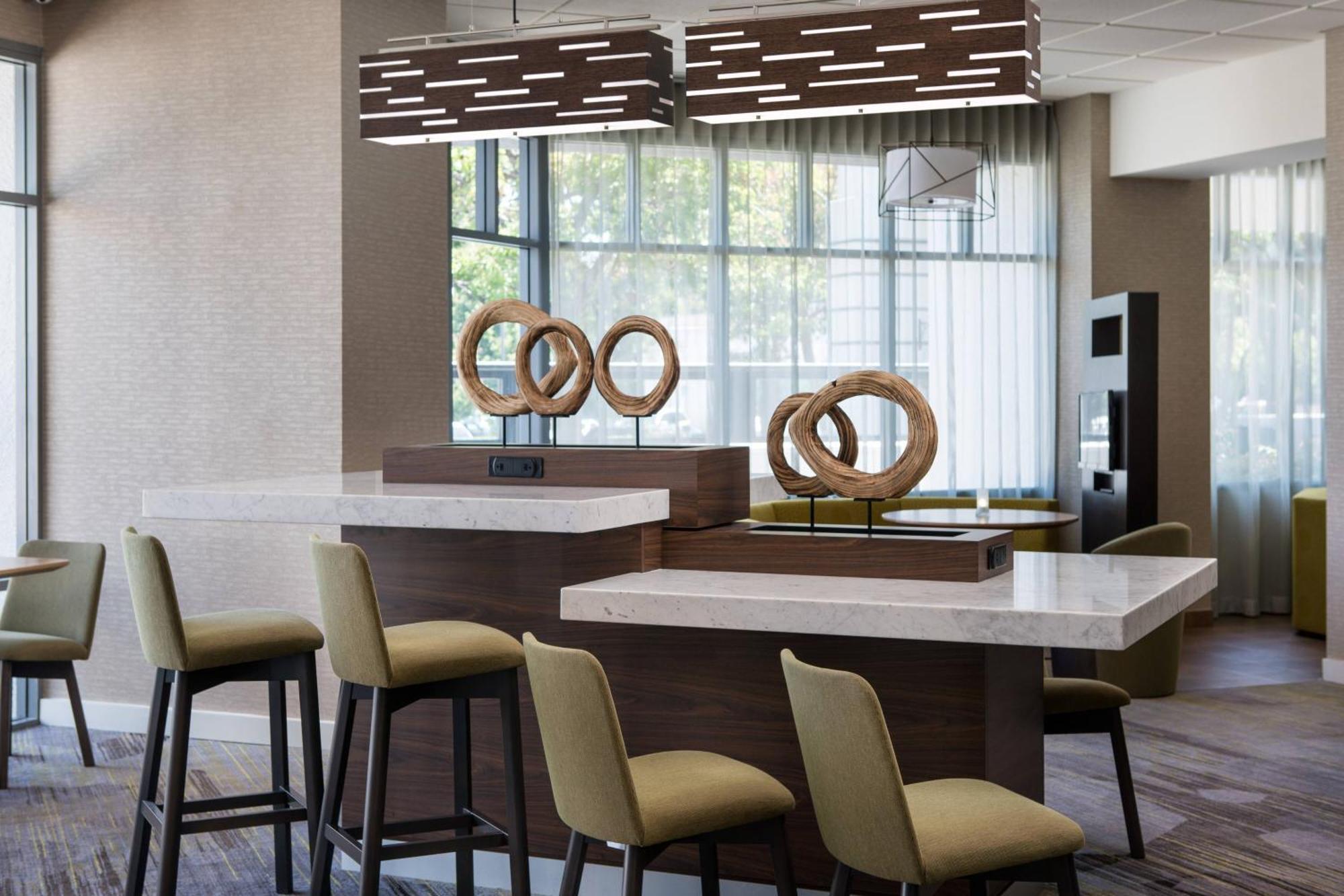 Courtyard By Marriott Richmond Berkeley Hotell Exteriör bild