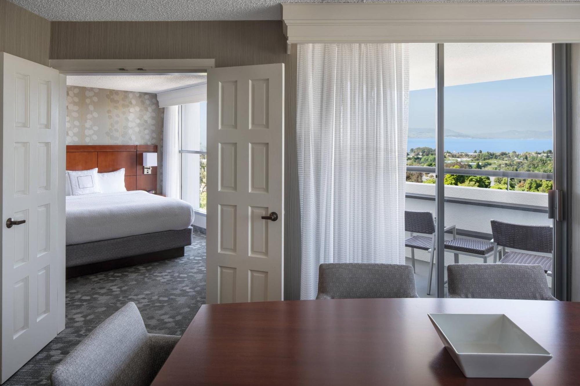 Courtyard By Marriott Richmond Berkeley Hotell Exteriör bild