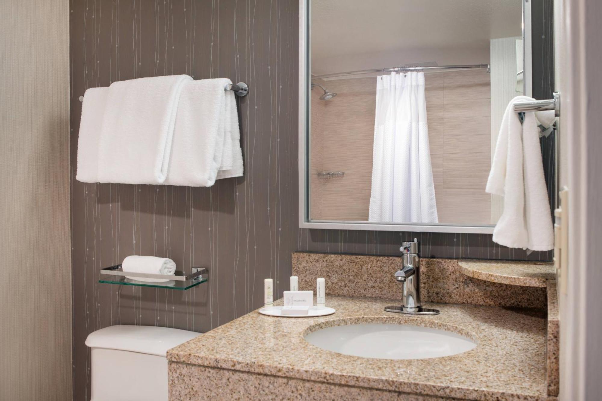 Courtyard By Marriott Richmond Berkeley Hotell Exteriör bild
