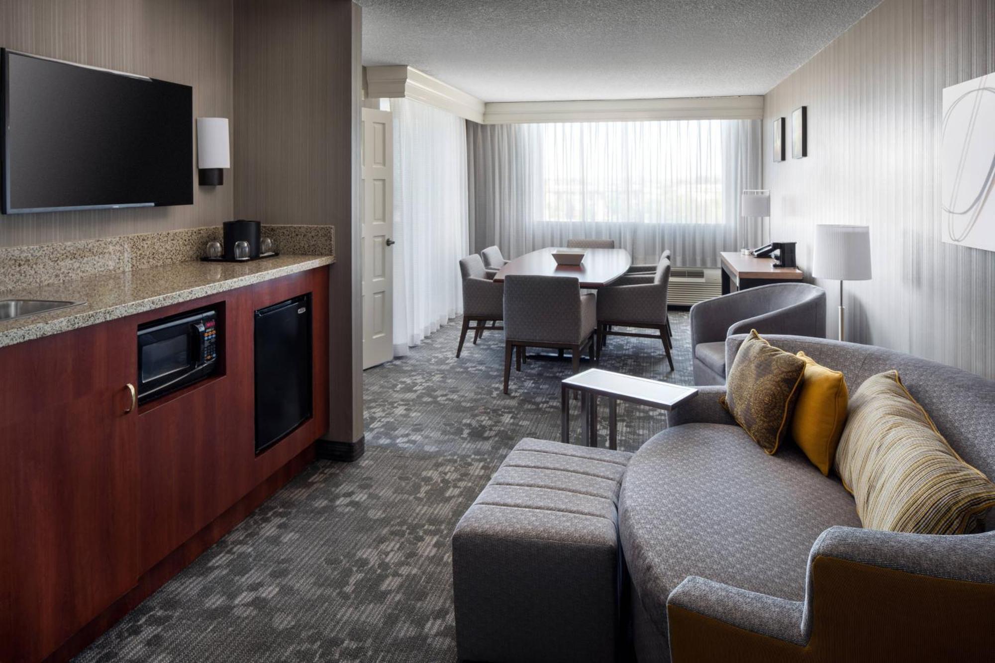 Courtyard By Marriott Richmond Berkeley Hotell Exteriör bild