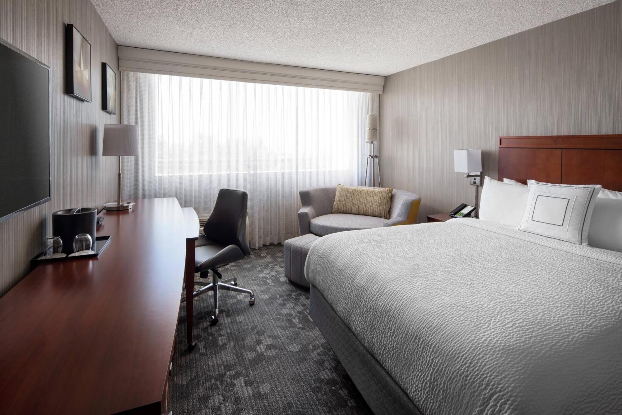 Courtyard By Marriott Richmond Berkeley Hotell Exteriör bild