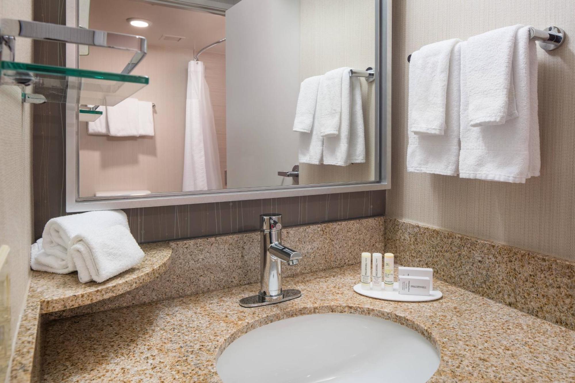 Courtyard By Marriott Richmond Berkeley Hotell Exteriör bild
