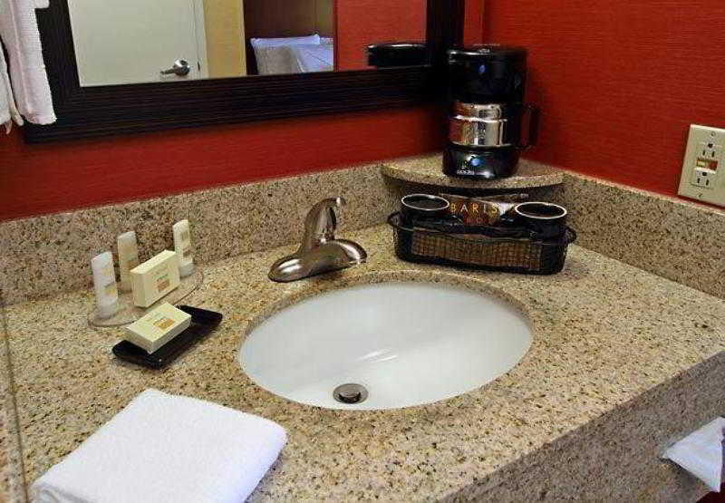 Courtyard By Marriott Richmond Berkeley Hotell Exteriör bild