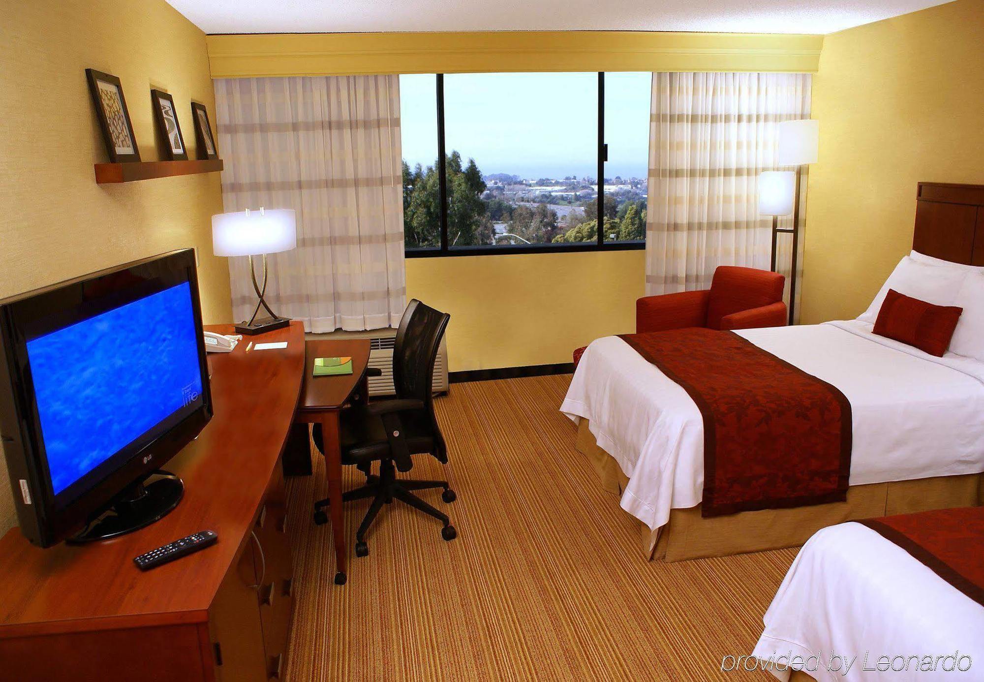 Courtyard By Marriott Richmond Berkeley Hotell Exteriör bild