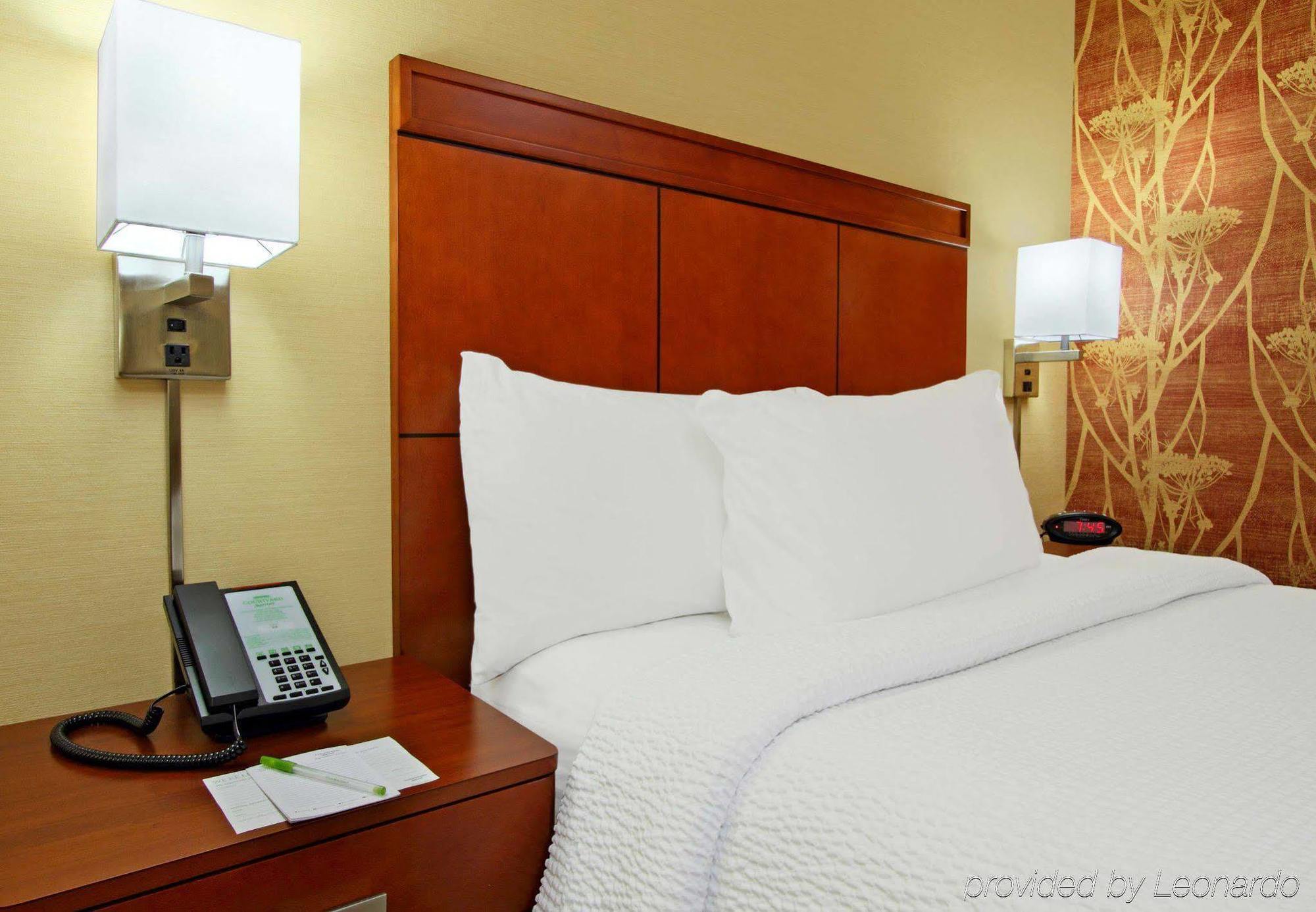 Courtyard By Marriott Richmond Berkeley Hotell Exteriör bild