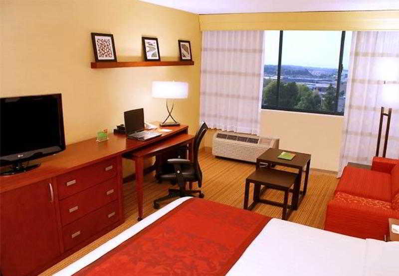 Courtyard By Marriott Richmond Berkeley Hotell Exteriör bild