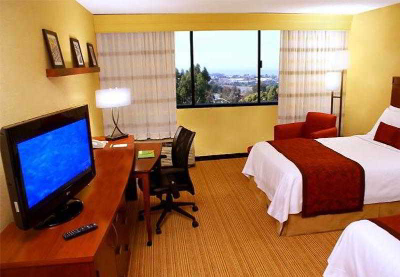 Courtyard By Marriott Richmond Berkeley Hotell Exteriör bild